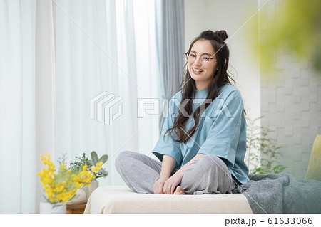 女性 部屋 部屋着 眼鏡 リラックス 女性 部屋 部屋着 眼鏡 リラックス 61633066