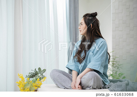 女性 部屋 部屋着 眼鏡 リラックス 女性 部屋 部屋着 眼鏡 リラックス 61633068