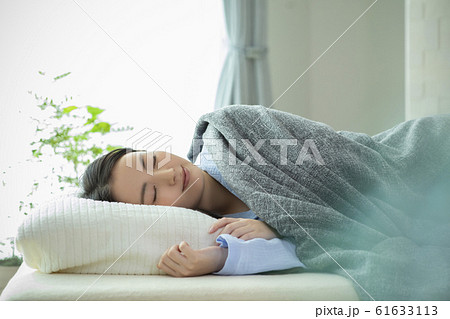 女性 パジャマ 睡眠 寝る 女性 パジャマ 睡眠 寝る 61633113