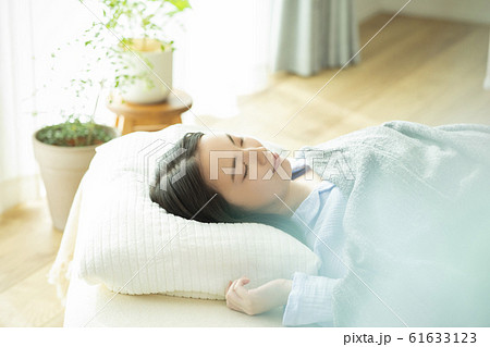 女性　パジャマ　睡眠　寝る 61633123
