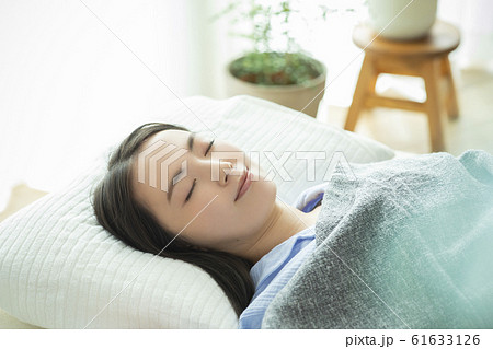 女性　パジャマ　睡眠　寝る 61633126