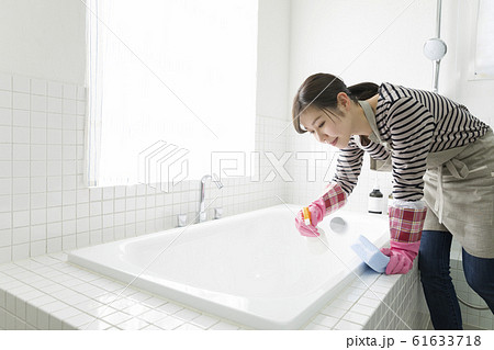 お風呂掃除をする若い女性　主婦　家事 61633718