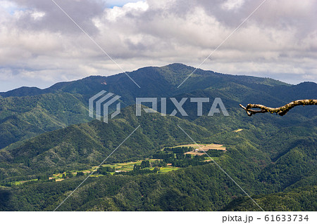 陣鉢山から扇ノ山と、広留野高原を見る！（鳥取県八頭郡若桜町）※作品コメント欄に撮影位置 61633734