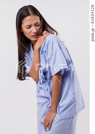 woman with shoulder or neck pain, stiffness, woman with shoulder or neck pain, stiffness, 61634126