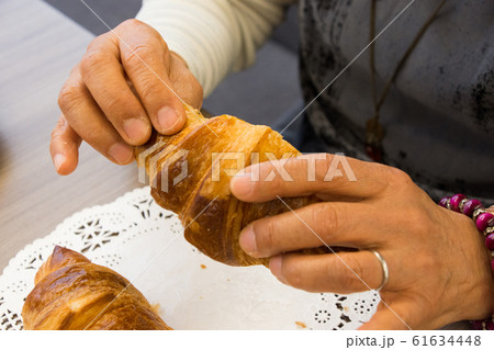 パンをちぎる手 パンをちぎる手 61634448