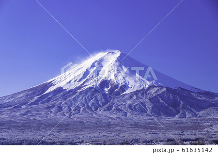 （山梨県）新倉山から望む、富士山 61635142