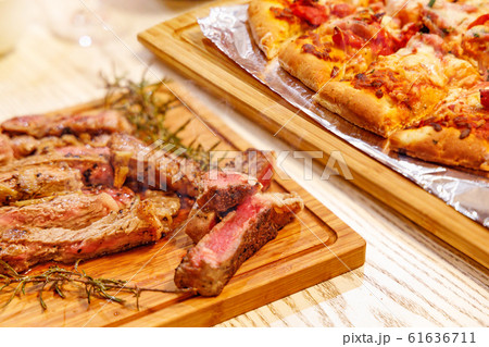 サーロインステーキと焼きたてピザ 61636711