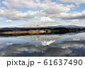 雪の降った翌日の田貫湖から見た富士山 61637490