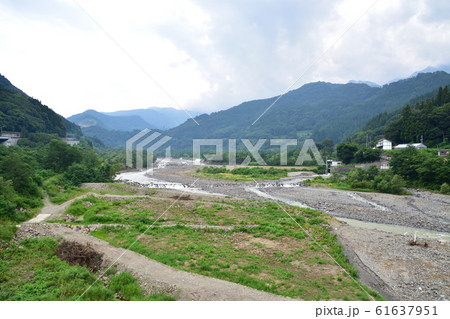 大糸線と姫川と国道148号線の風景 61637951
