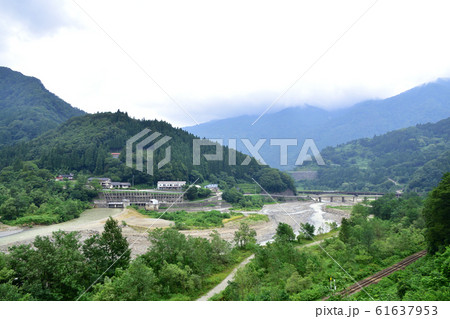 大糸線と姫川と国道148号線の風景 61637953