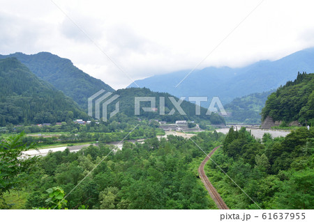 大糸線と姫川と国道148号線の風景 大糸線と姫川と国道148号線の風景 61637955