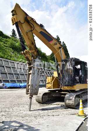 トンネル仕様のブレーカーを装着した油圧ショベル トンネル仕様のブレーカーを装着した油圧ショベル 61638708