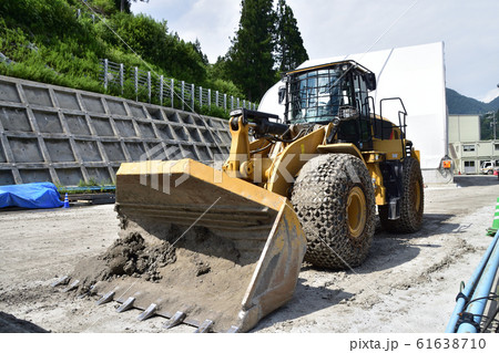 チェーンを巻いたサイドダンプバケット仕様のホイールローダー 61638710