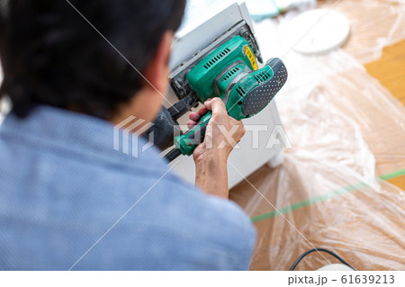 サンダーをかける男性 DIY サンダーをかける男性 DIY 61639213