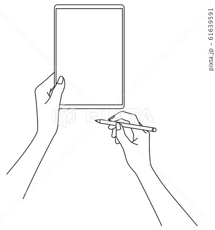 スタイラスペンとタブレットを持つ女性の手元 61639591