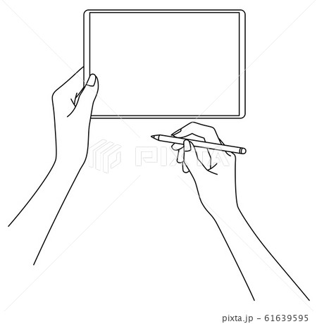 スタイラスペンとタブレットを持つ女性の手元 61639595