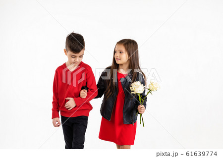 couple girl and boy with white roses 61639774