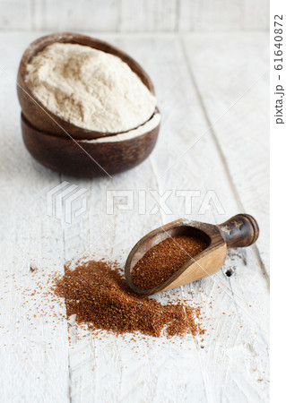 Teff flour in a bowl and teff grain with a spoon 61640872