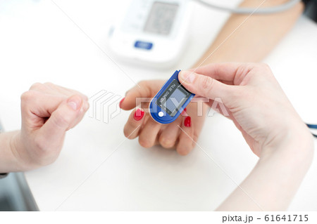doctor puts a heart rate monitor on a patient 61641715