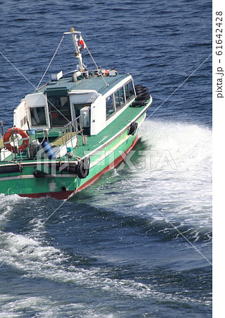 急旋回する横浜港のタグボート 急旋回する横浜港のタグボート 61642428