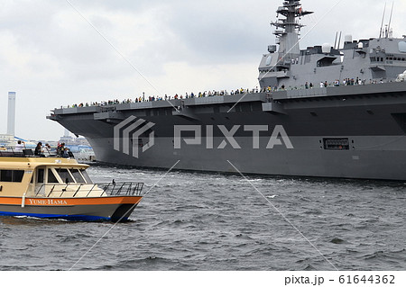 大さん橋に停泊中の護衛艦いずも 61644362