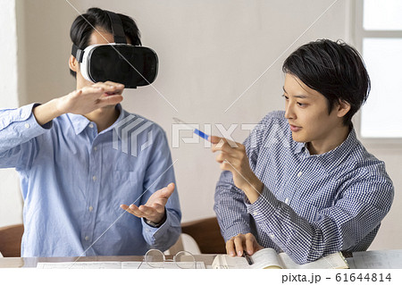 VRゴーグルで5G最新技術を3D体験し建築設計に取り入れる男性二人 61644814