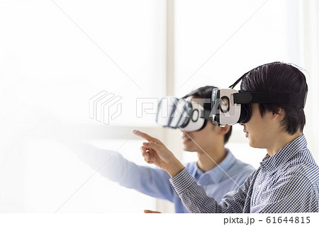 VRゴーグルで5G最新技術を3D体験し建築設計に取り入れる男性二人 VRゴーグルで5G最新技術を3D体験し建築設計に取り入れる男性二人 61644815