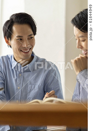 大学で一級建築士試験対策講座を学生にワンツーマン講義する一級建築士 大学で一級建築士試験対策講座を学生にワンツーマン講義する一級建築士 61644949