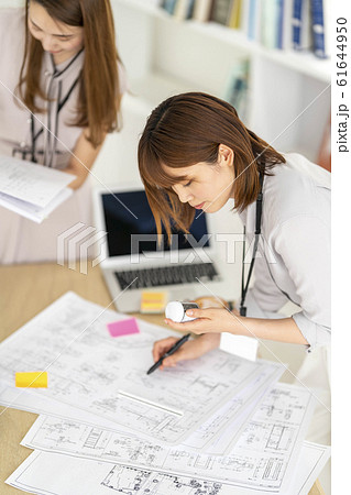 土質標本地盤調査報告書を見ながら基礎構造の検討をする女性二人　ビジネスシーン 61644950