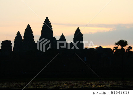 カンボジア世界遺産　暁に浮かぶアンコール・ワット 61645313
