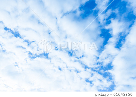 雲　クラウド　白　青　グラデーション　大空　快晴　青空　スカイ　風景　さわやかな空　バックグラウンド 61645350