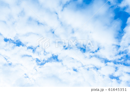 雲 クラウド 白 青 グラデーション 大空 快晴 青空 スカイ 風景 さわやかな空 バックグラウンドの写真素材