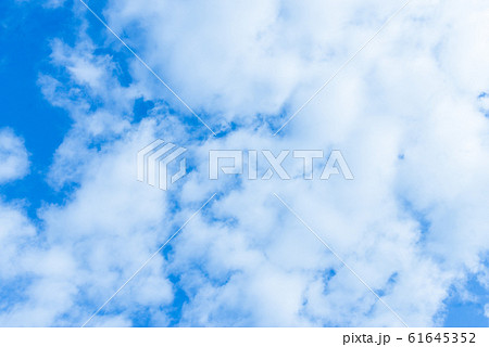 雲 クラウド 白 青 グラデーション 大空 快晴 青空 スカイ 風景 さわやかな空 バックグラウンドの写真素材 雲 クラウド 白 青 グラデーション 大空 快晴 青空 スカイ 風景 さわやかな空 バックグラウンドの写真素材