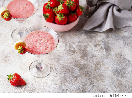 Sweet summer strawberry alcoholic cocktail 61645379