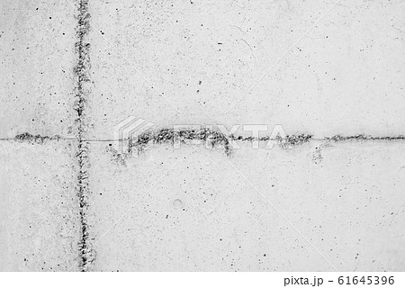 テクスチャー ひび割れ　コンクリート　壁　穴　ホール　まだら　模様　白　灰色　シミ　ヒビ　クラック 61645396