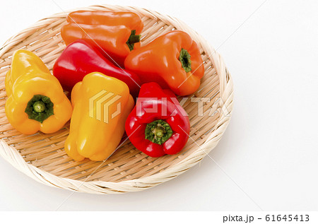 三色のカラーピーマン 61645413