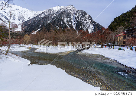 【長野県】冬の上高地 北アルプスと梓川 【長野県】冬の上高地 北アルプスと梓川 61646375