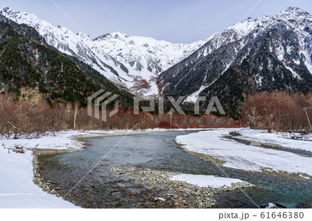 【長野県】冬の上高地 北アルプスと梓川 【長野県】冬の上高地 北アルプスと梓川 61646380