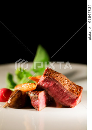 ヒレ肉　ステーキ 61647384