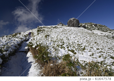 屋久島 【新雪の奥岳】 宮之浦岳山頂付近の登山者 61647578