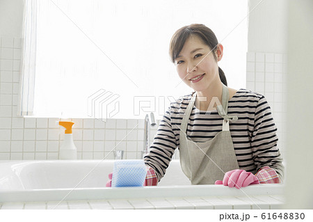 お風呂掃除をする若い女性 主婦 家事 お風呂掃除をする若い女性 主婦 家事 61648830