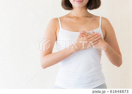 胸をおさえる女性. 胸をおさえる女性. 61648873