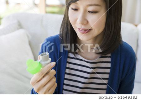 気管支拡張剤を使う女性 気管支拡張剤を使う女性 61649382