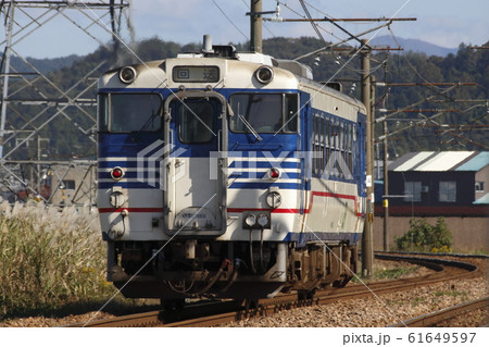 信越本線を行く磐越西線用の汽車回送(キハ40-560) 信越本線を行く磐越西線用の汽車回送(キハ40-560) 61649597