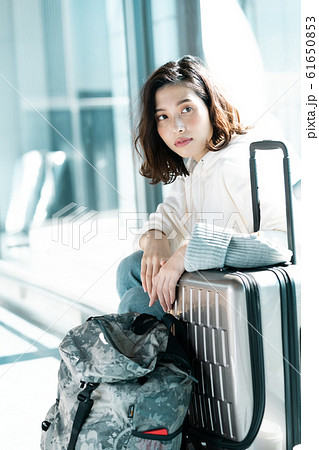女性　旅行　トランジット 61650853