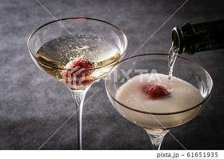 シャンパンで乾杯 61651935