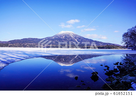 冬の雄阿寒岳 阿寒湖畔 ”釧路市” 冬の雄阿寒岳 阿寒湖畔 ”釧路市” 61652151