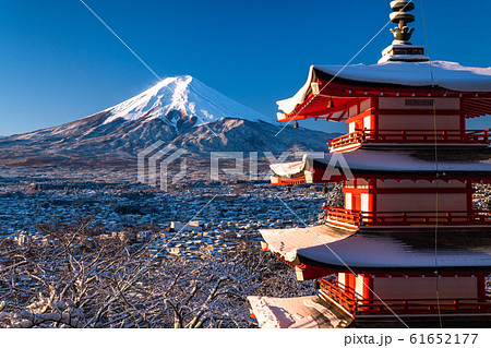 《山梨県》日本の冬・積雪の富士山と五重の塔《新倉山浅間公園》 61652177