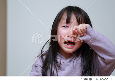 泣く (涙 女児 幼稚園児 日本人 人物 コピースペース 痛い 辛い 泣顔 失敗 不安 病気 怪我) 61652211