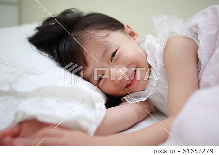 睡眠 (寝室 子供部屋 寝る 自宅 コピースペース 宿 ホテル 乳幼児 女性 日本人 人物 ) 睡眠 (寝室 子供部屋 寝る 自宅 コピースペース 宿 ホテル 乳幼児 女性 日本人 人物 ) 61652279